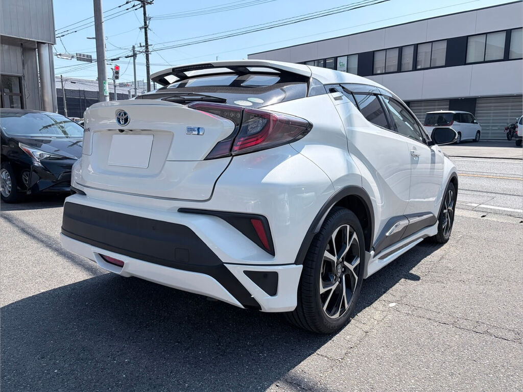 トヨタ C-HR ハイブリッド 斜め後方。C-HR のリアエンブレムとハイブリッドバッジ