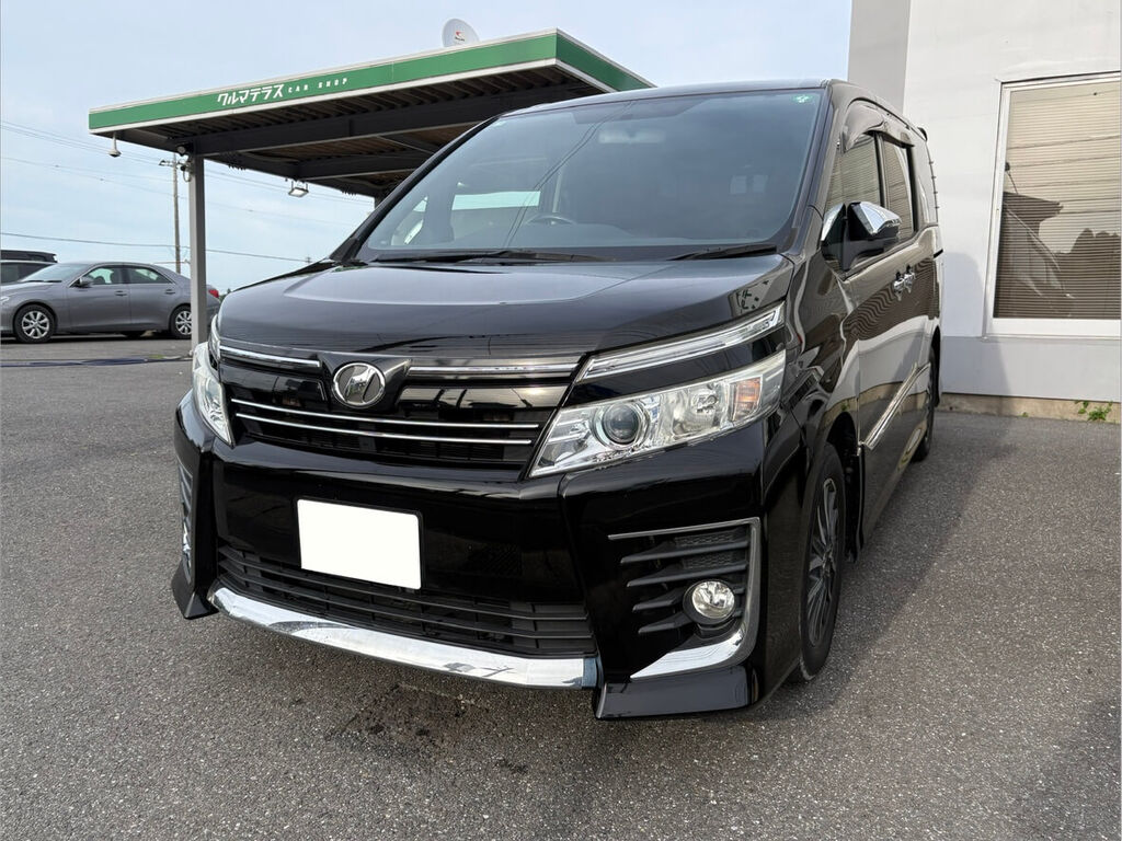 トヨタ ヴォクシー（ブラック）正面 — クルマテラスにて納車