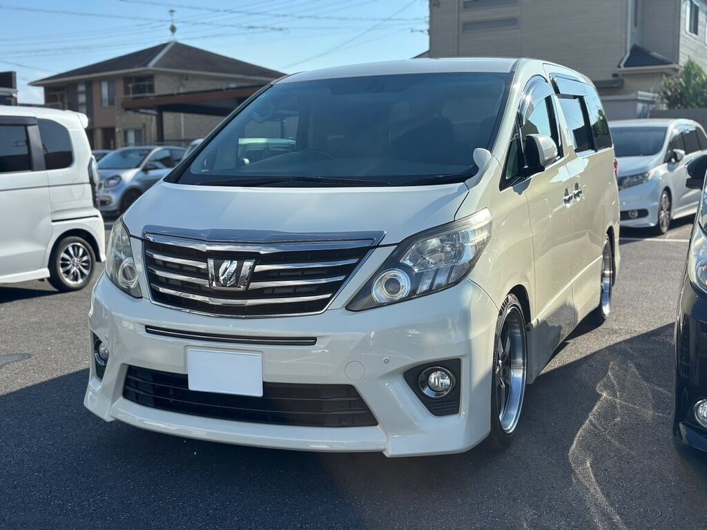 トヨタ アルファード（ホワイトパール）フロントビュー — クルマテラスにて納車
