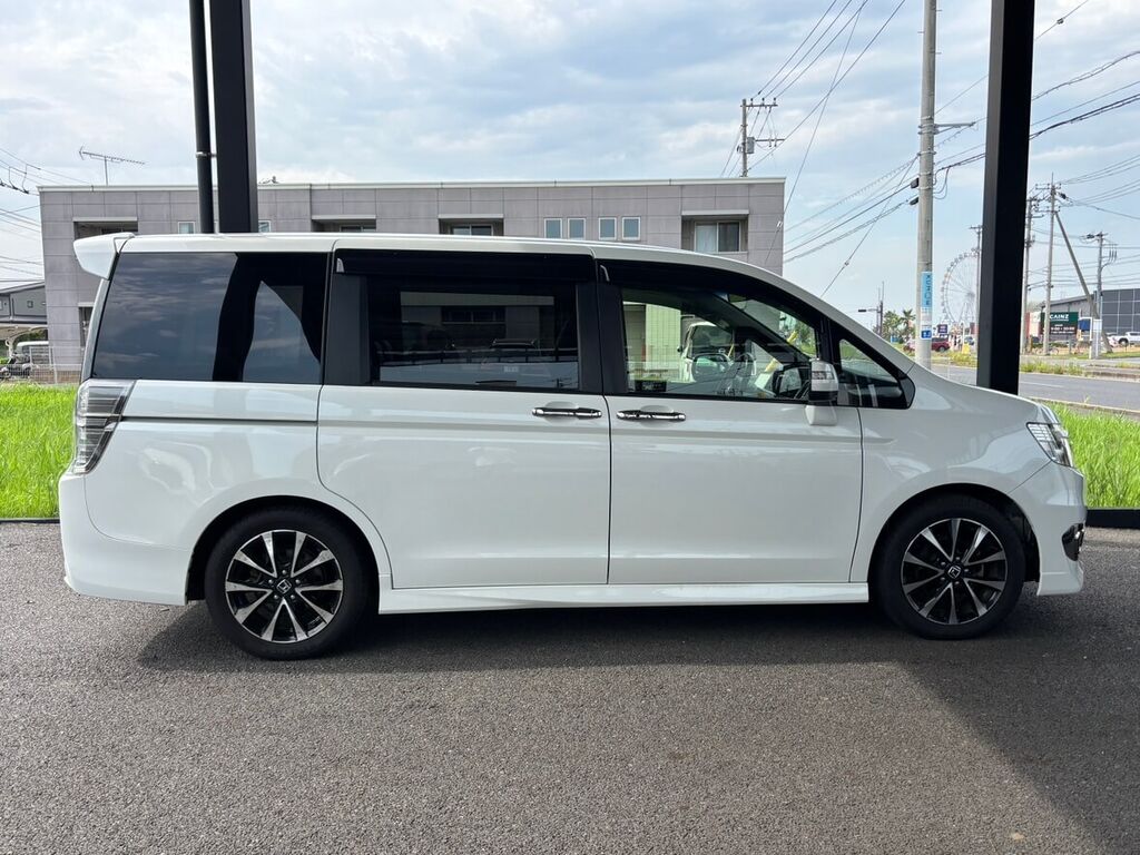 ホンダ ステップワゴン スパーダ 側面。両側スライドドアと専用アルミホイール