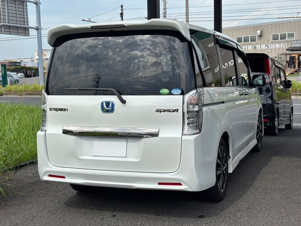 ホンダ ステップワゴン スパーダ 後方。スパーダ専用リアスポイラー