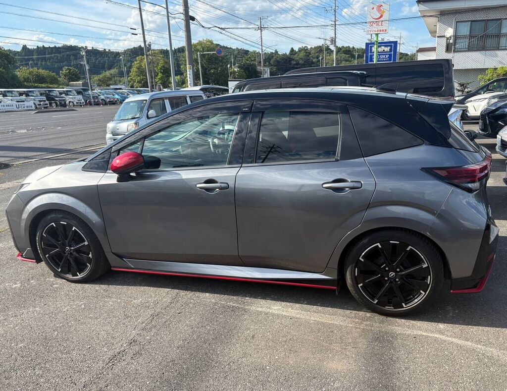 日産 ノート オーラ NISMO ステルスグレー サイド 赤サイドスカート