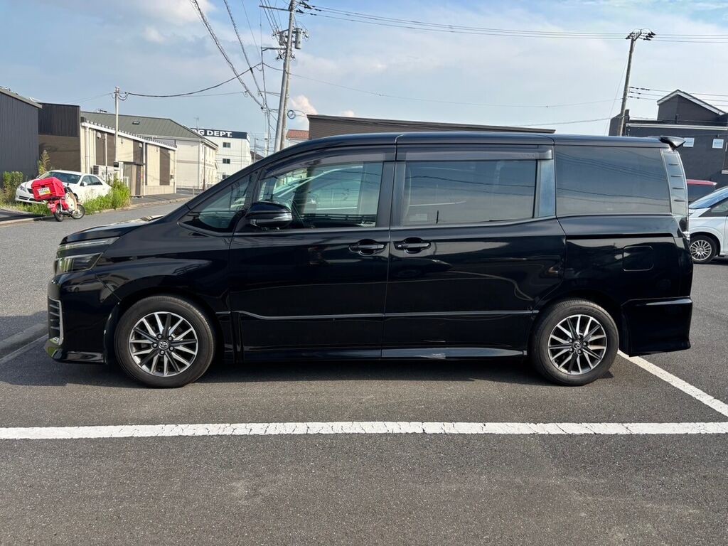 トヨタ ヴォクシー ブラック サイドビュー