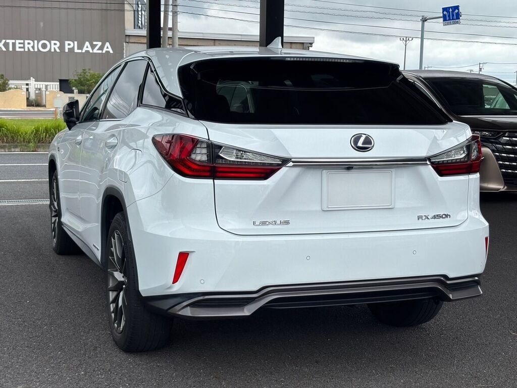 レクサス RX450h F SPORT 斜め後方。RX450hのリアバッジ