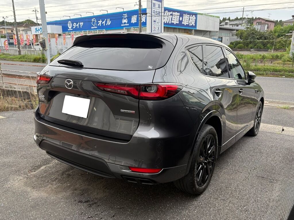 マツダ CX-60 斜め後方。e-SKYACTIV D のリアバッジ