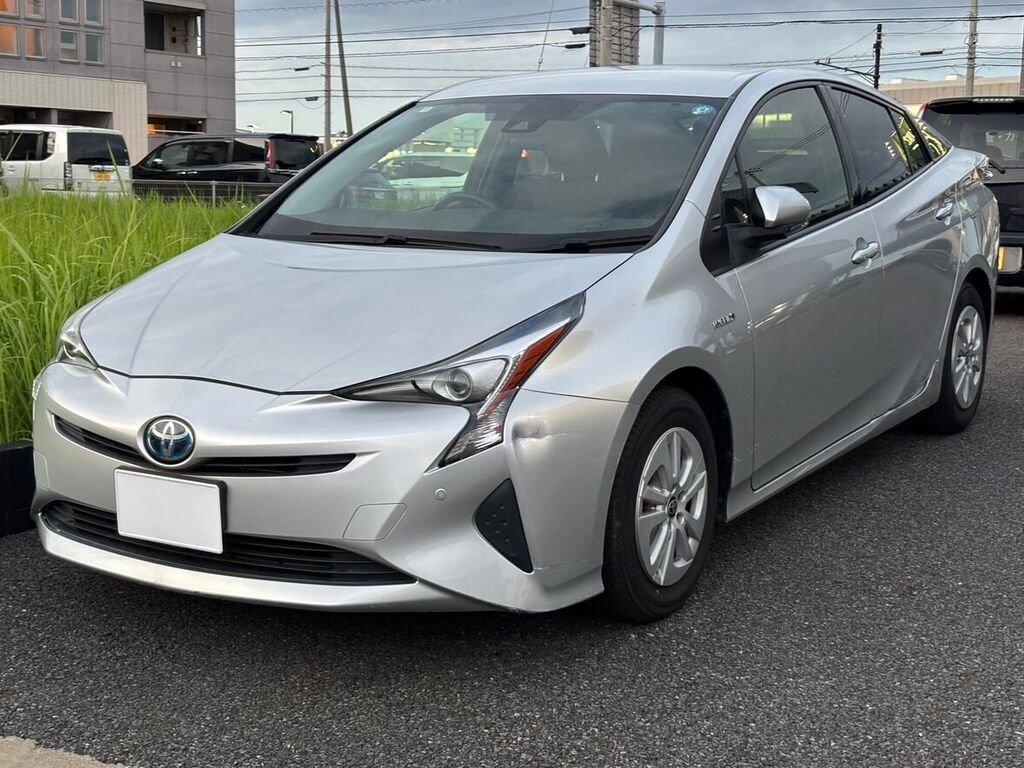 トヨタ プリウス シルバー 斜め前方