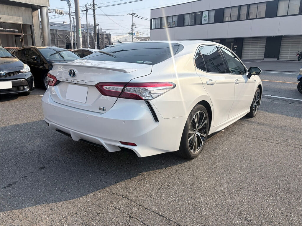 トヨタ カムリ ハイブリッド WS 後方。CAMRYのリアエンブレム