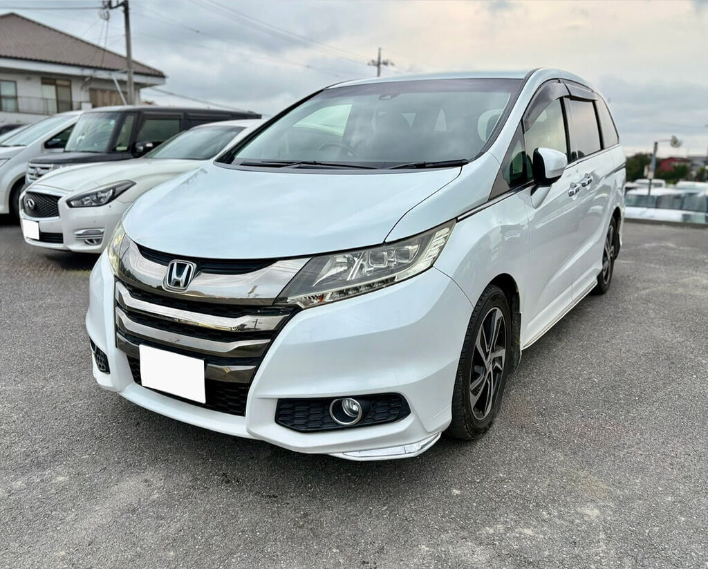 納車されたホンダ オデッセイ アブソルート（ホワイトパール）のフロントビュー