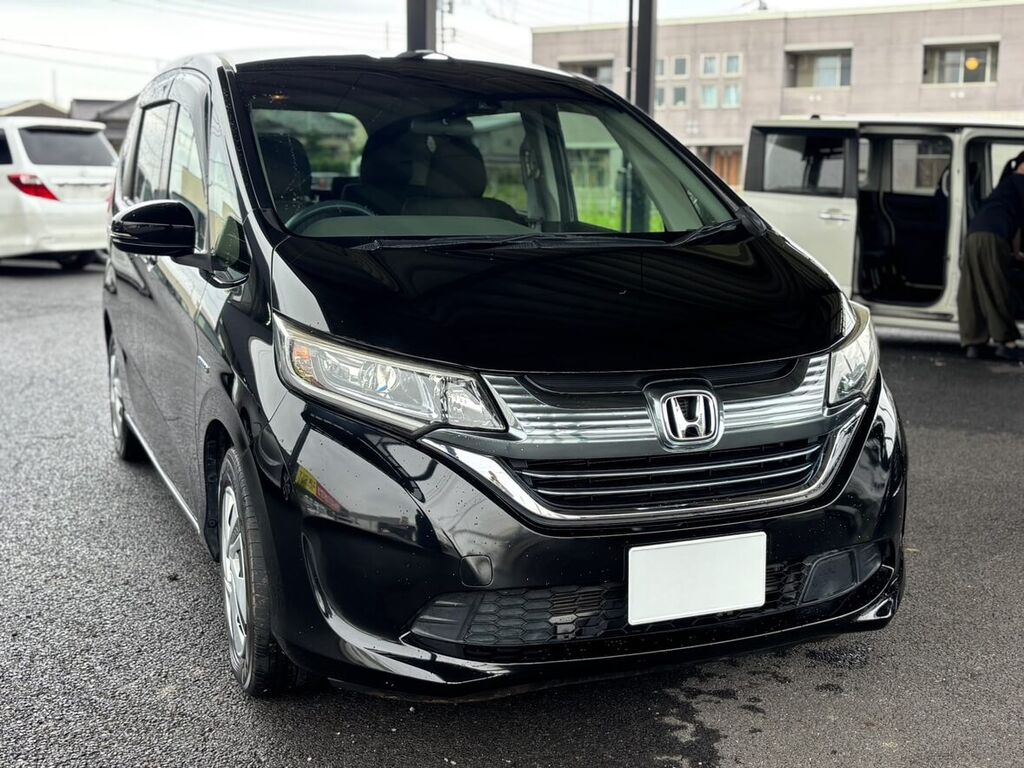 納車されたホンダ フリード ハイブリッド（クリスタルブラックパール）のフロントビュー