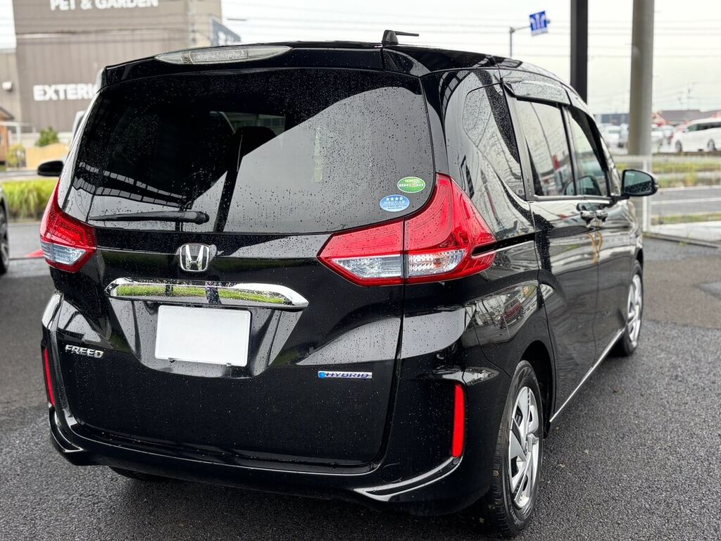 フリード ハイブリッドのリアビュー。FREEDエンブレムとHYBRIDバッジ