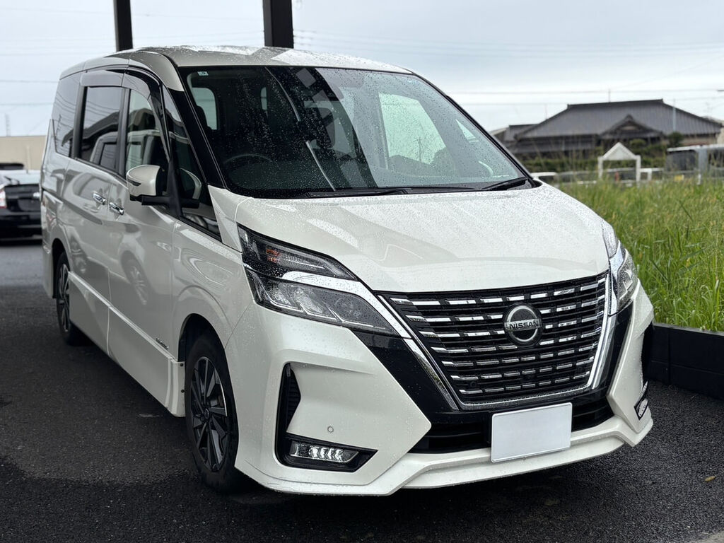 納車された日産 セレナ ハイウェイスター（ホワイトパール）のフロントビュー